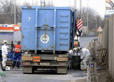 Nehoda nákladních aut zablokovala na více ne 5 hodin praskou Jiní spojku.